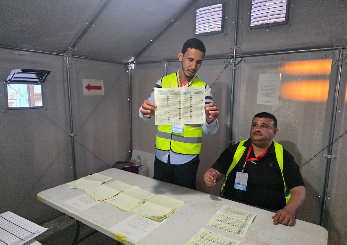 لجنة الانتخابات تُجري فرز قوائم المرشحين في الانتخابات المحلية الأولى في دير البلح وسط قطاع غزة منذ أكثر من عقدين، والأولى في الضفة الغربية منذ بدء حرب السابع من أكتوبر/ تشرين الأول 2023، 25 أبريل/نيسان 2026. (صورة: طارق محمد)