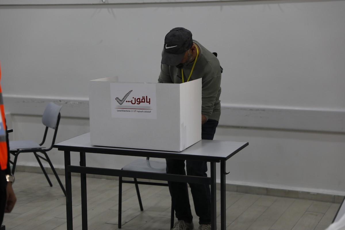 الناخبون الفلسطينيون يدلون بأصواتهم في مراكز الاقتراع خلال انتخابات المجالس البلدية في الخليل، الضفة الغربية، في 25 أبريل/نيسان 2026. (صورة: مأمون وزواز)