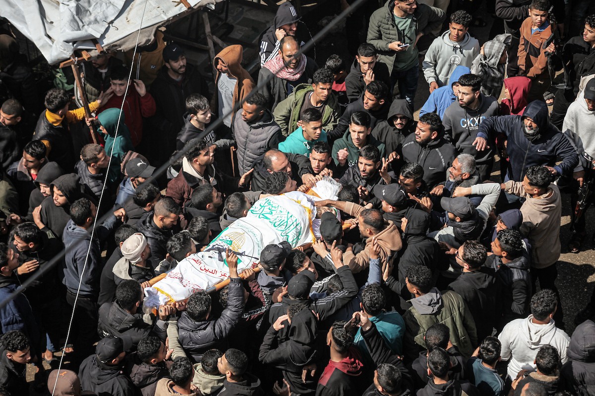 حضر أهالي غزة، في 7 أبريل/نيسان 2026، جنازة فلسطينيين استشهدوا في غارة جوية إسرائيلية استهدفت مدنيين متجمعين شرق مخيم المغازي للاجئين، في انتهاك لوقف إطلاق النار. (صورة: معز صالحي)