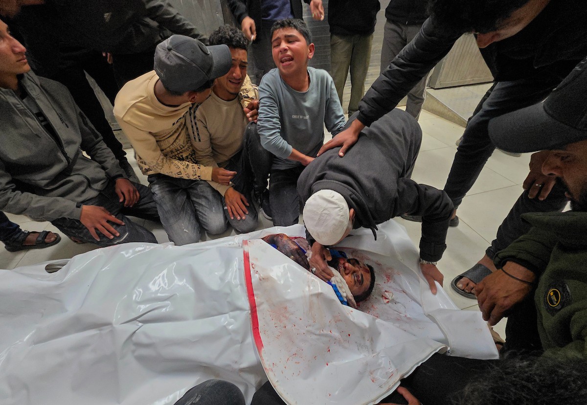 ودّع الفلسطينيون جثمان محمود إبراهيم البريم، الذي استشهد في غارات جوية إسرائيلية بطائرات مسيّرة قرب دوار أبو حامد، شرق خان يونس، جنوب قطاع غزة. 9 أبريل/نيسان 2026. تصوير: طارق محمد