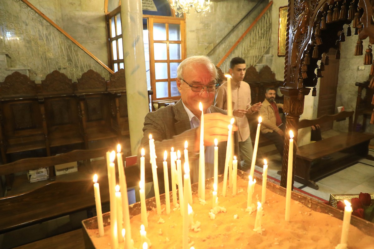 حضر مسيحيون أرثوذكس مقيمون في مدينة غزة، قداسًا في كنيسة القديس بورفيريوس احتفالًا بأحد الشعانين، الذي يُحيي ذكرى دخول السيد المسيح إلى القدس واستقبال الشعب له بأغصان النخيل، 5 أبريل/نيسان 2026. تصوير: هاشم زامو/apaimages