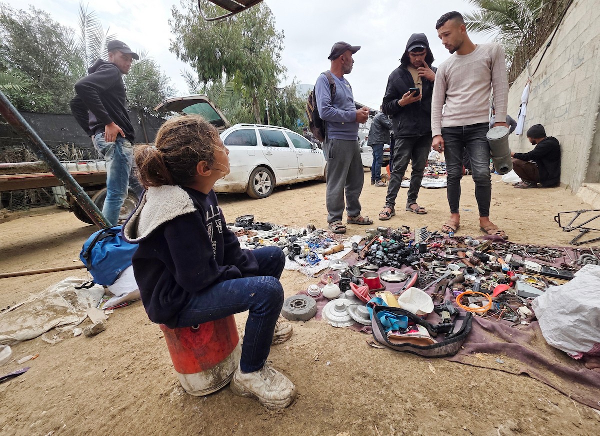 يبيع فلسطينيون موادًا مُستصلحة من أنقاض منازلهم المدمرة، بما في ذلك المعادن والخشب والأبواب ومستلزمات النظافة، في سوق للخردة بمنطقة المواصي في خان يونس جنوب قطاع غزة، في 27 أبريل/نيسان 2026 (صورة: طارق محمد)