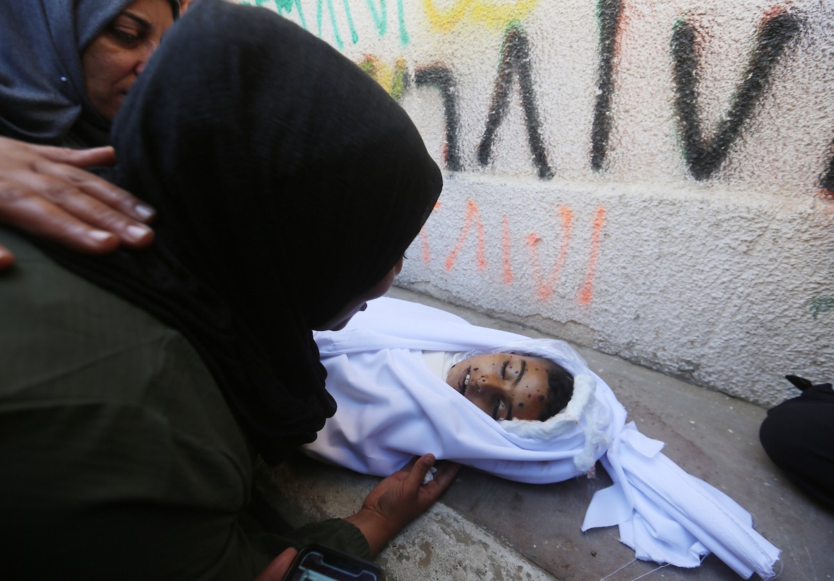 ودّع فلسطينيون جثامين 5 مواطنين بينهم 3 أطفال في مستشفى الشفاء بمدينة غزة، وكانوا قد سقطوا ليلة أمس في غارة إسرائيلية بمنطقة بيت لاهيا شمال قطاع غزة. 23 أبريل/نيسان 2026. صورة: بلال أسامة