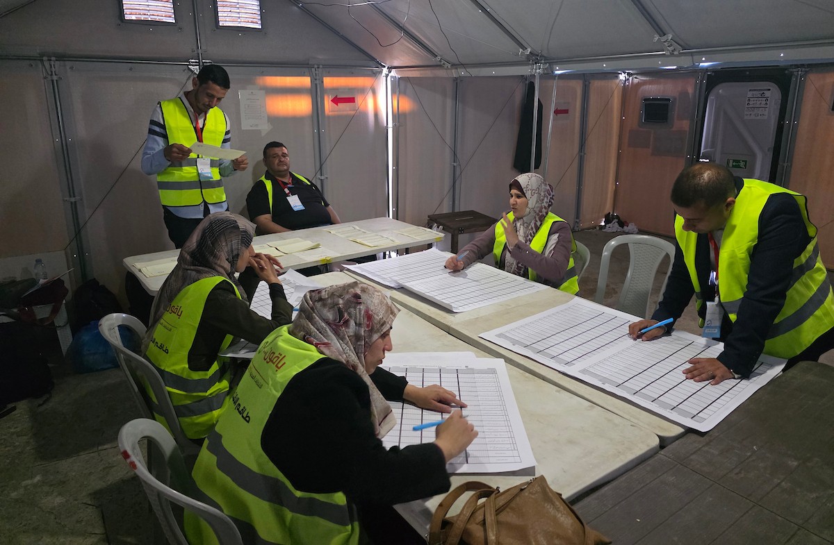 لجنة الانتخابات تُجري فرز قوائم المرشحين في الانتخابات المحلية الأولى في دير البلح وسط قطاع غزة منذ أكثر من عقدين، والأولى في الضفة الغربية منذ بدء حرب السابع من أكتوبر/ تشرين الأول 2023، 25 أبريل/نيسان 2026. (صورة: طارق محمد)
