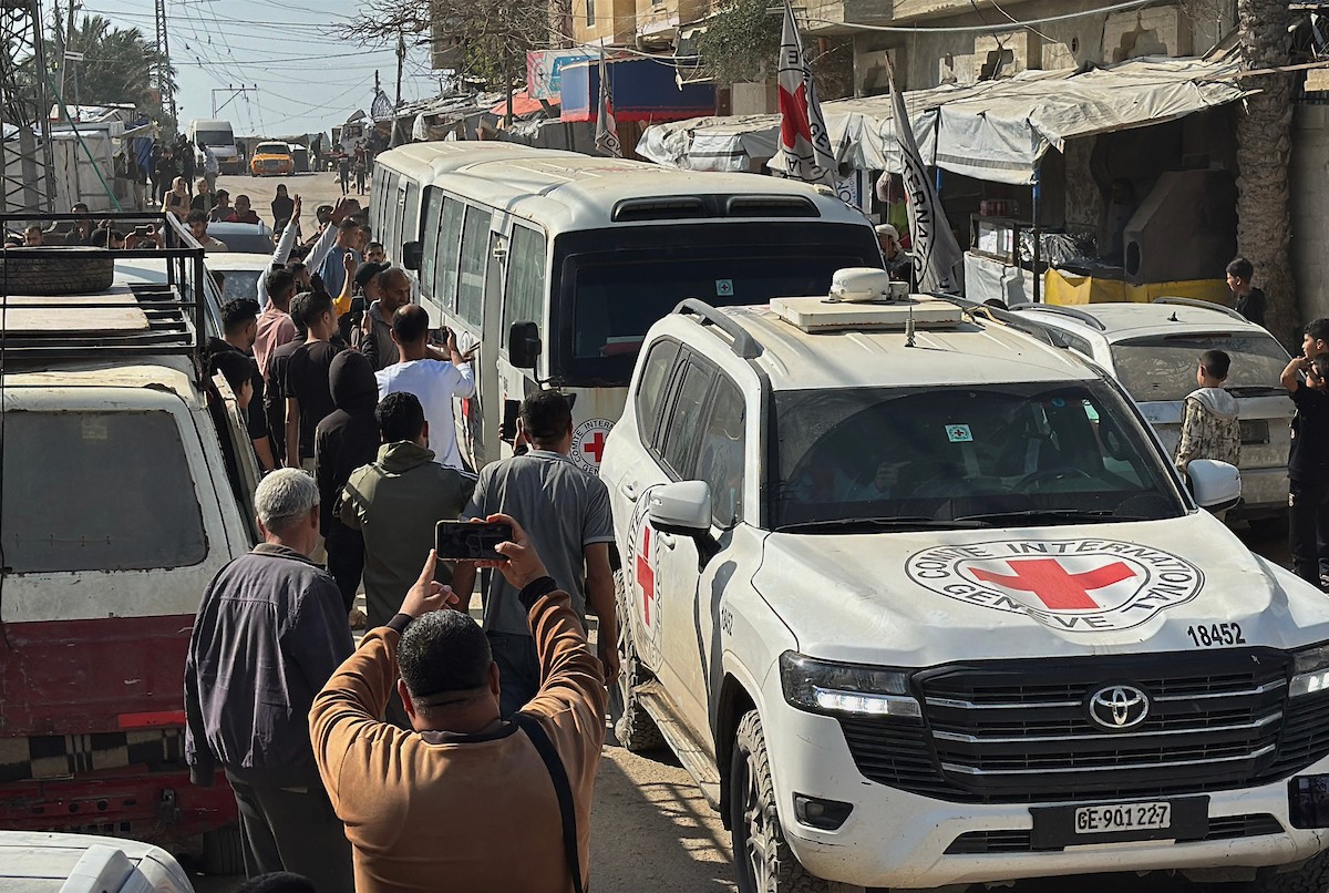 نُقل 24 أسيرًا فلسطينيًا أفرجت عنهم القوات الإسرائيلية إلى مستشفى شهداء الأقصى في دير البلح، وسط قطاع غزة، من قبل اللجنة الدولية للصليب الأحمر في 19 أبريل/نيسان 2026. (صورة: أحمد إبراهيم)