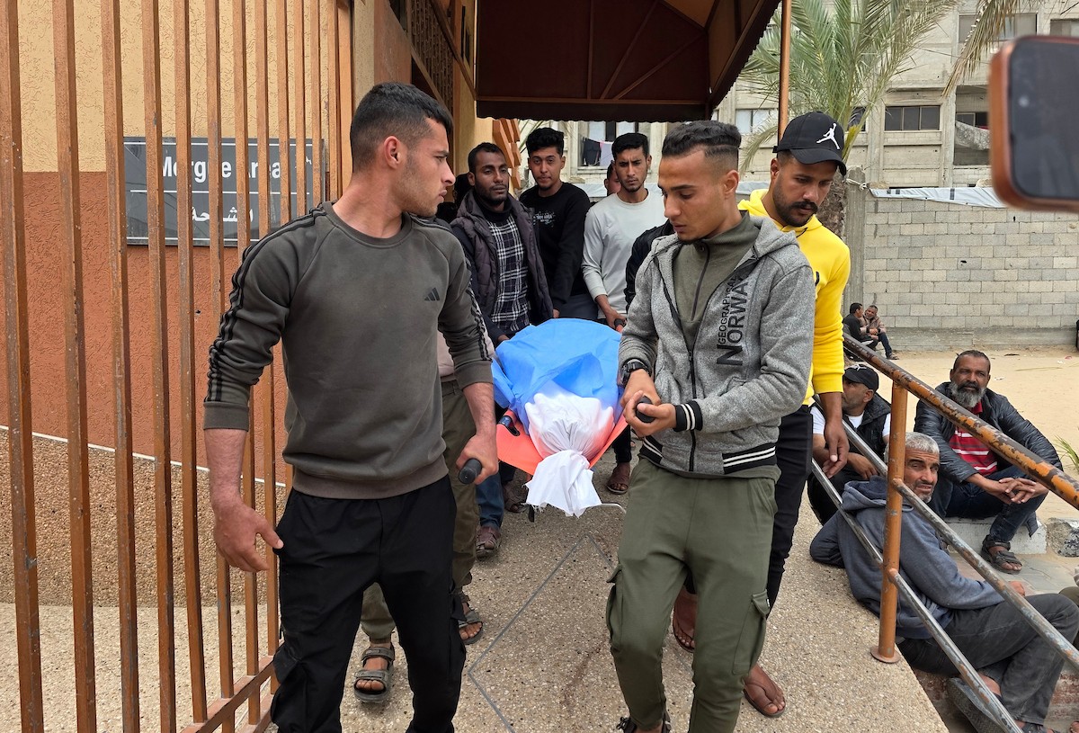 الفلسطينيون ينعون وفاة هدى العطار في مجمع ناصر الطبي، بعد استشهادها في غارة جوية إسرائيلية استهدفت خيمتها في منطقة المواصي، جنوب خان يونس، جنوب قطاع غزة. 26 أبريل/نيسان 2026. تصوير: طارق محمد