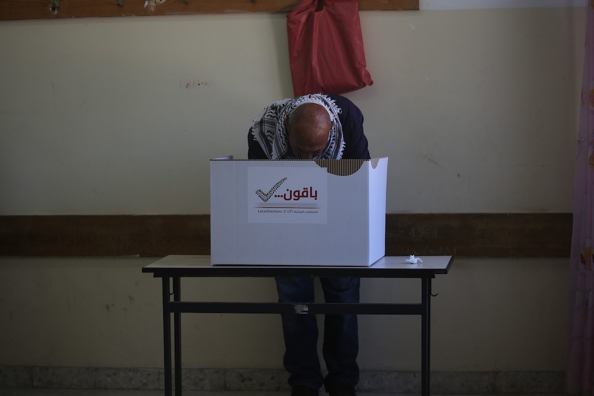 الناخبون الفلسطينيون في مراكز الاقتراع خلال انتخابات المجالس البلدية في بلدة بيت فوريك، شرق نابلس في الضفة الغربية، في 25 أبريل/نيسان 2026( صورة: محمد ناصر)