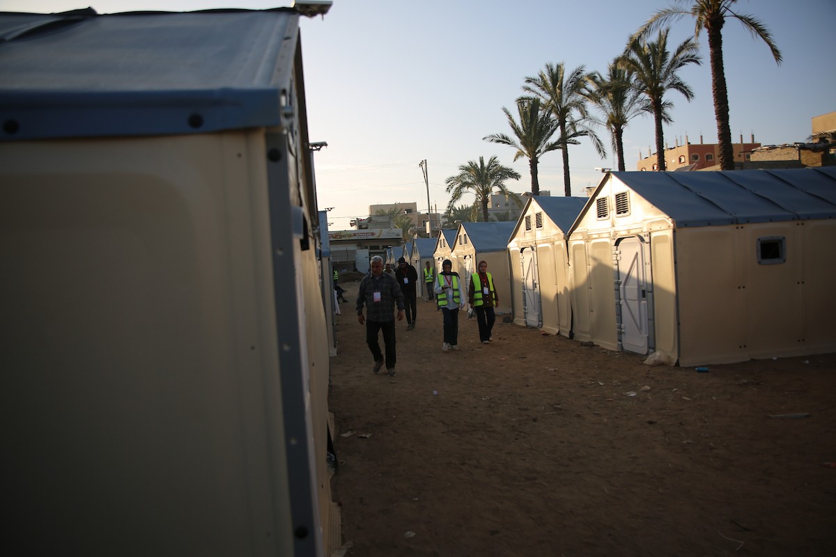 فرز أصوات الناخبين داخل مركز اقتراع في دير البلح، في 25 أبريل/نيسان 2026. وقد جرت الانتخابات البلدية اليوم في الضفة الغربية ووسط قطاع غزة، في أول انتخابات منذ بدء حرب غزة. (صورة: هادي داود)