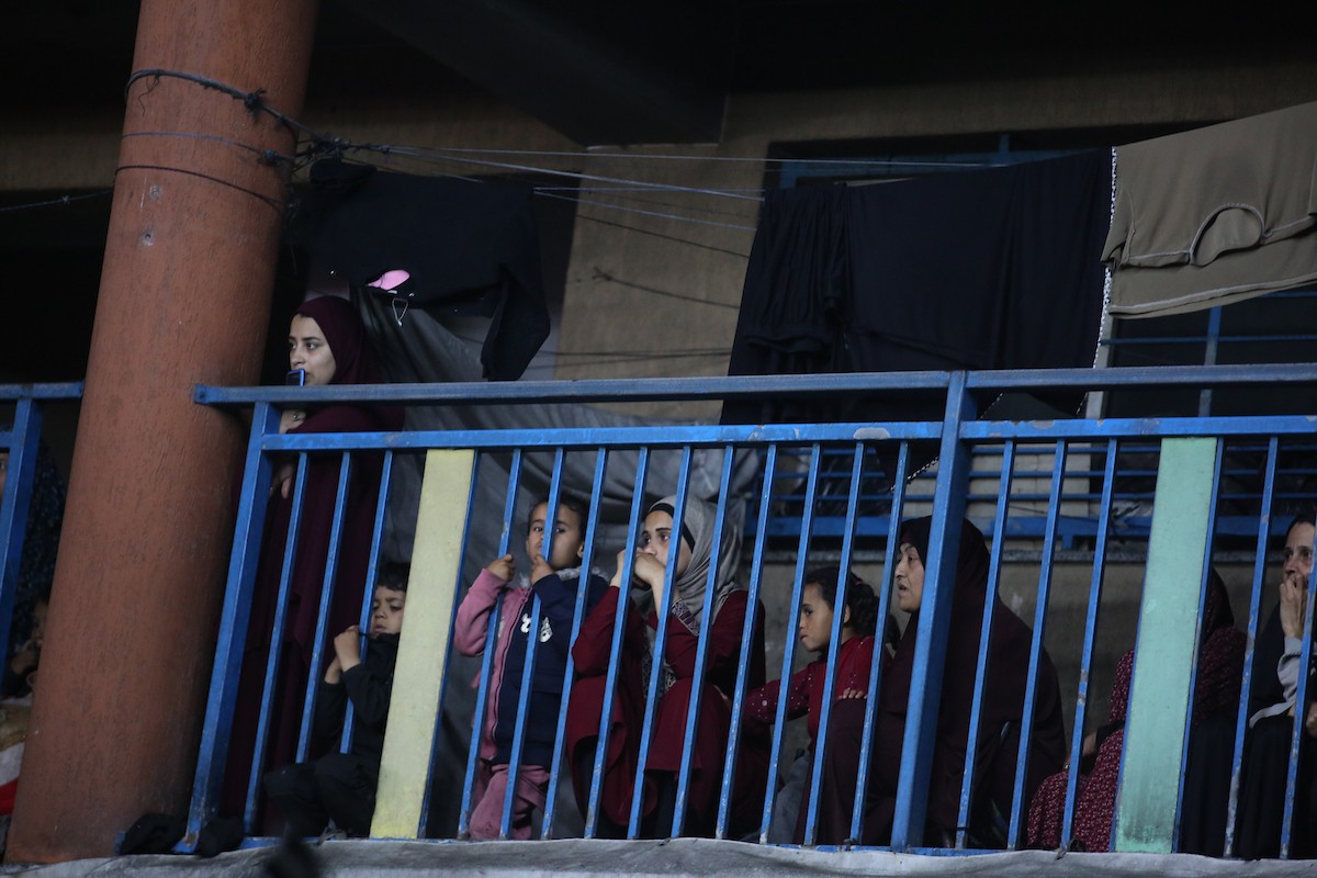 فلسطينيون نازحون يشاركون في حفل زفاف الشاب ماهر حمدية داخل مدرسة حُوّلت إلى مأوى في مخيم النصيرات، وسط قطاع غزة، 26 أبريل/نيسان 2026. (تصوير: حسن الجديدي)