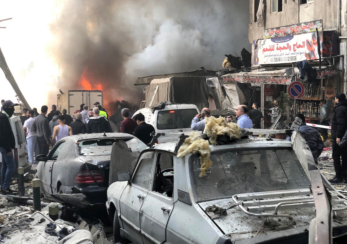 8 أبريل/نيسان 2026، بيروت، لبنان: يتصاعد الدخان من الضاحية الجنوبية لبيروت، معقل حزب الله الموالي لإيران، عقب موجة من الغارات الجوية الإسرائيلية المتزامنة (حقوق الصورة: © مروان نعماني/وكالة الأنباء الألمانية ZUMA Press/APA Images)