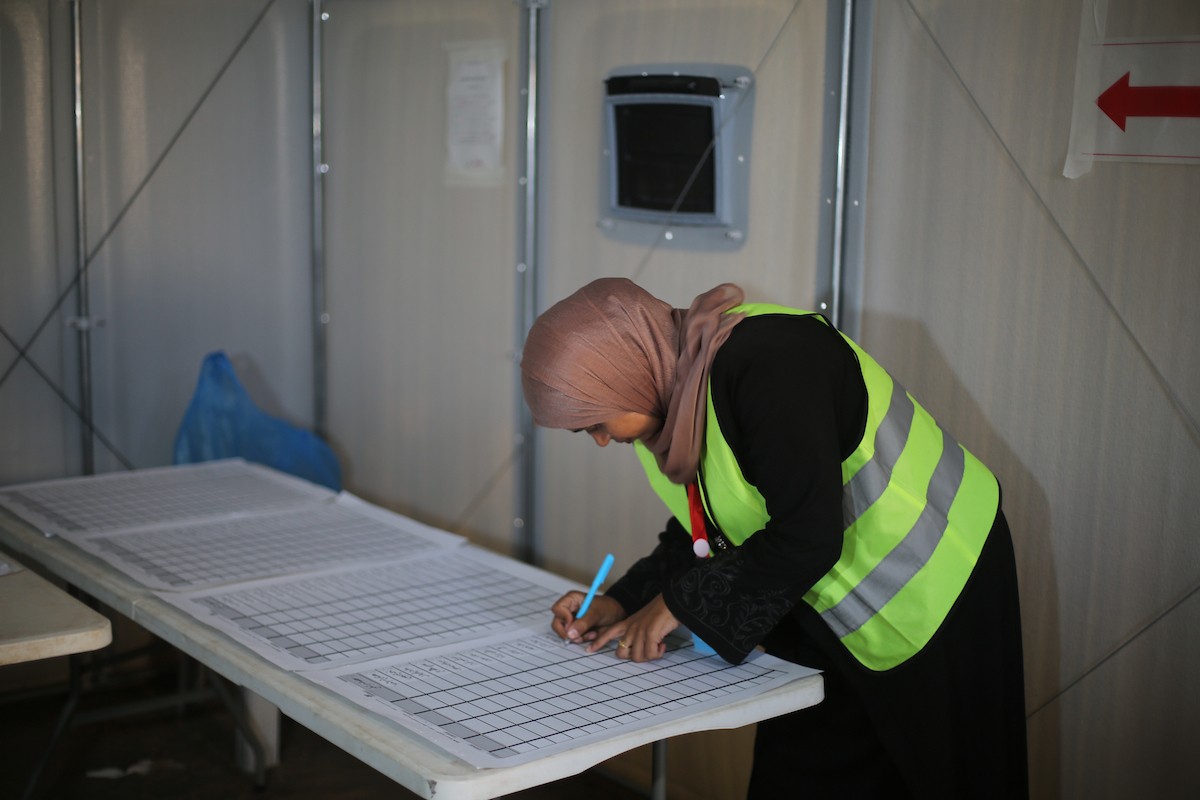 فرز أصوات الناخبين داخل مركز اقتراع في دير البلح، في 25 أبريل/نيسان 2026. وقد جرت الانتخابات البلدية اليوم في الضفة الغربية ووسط قطاع غزة، في أول انتخابات منذ بدء حرب غزة. (صورة: هادي داود)