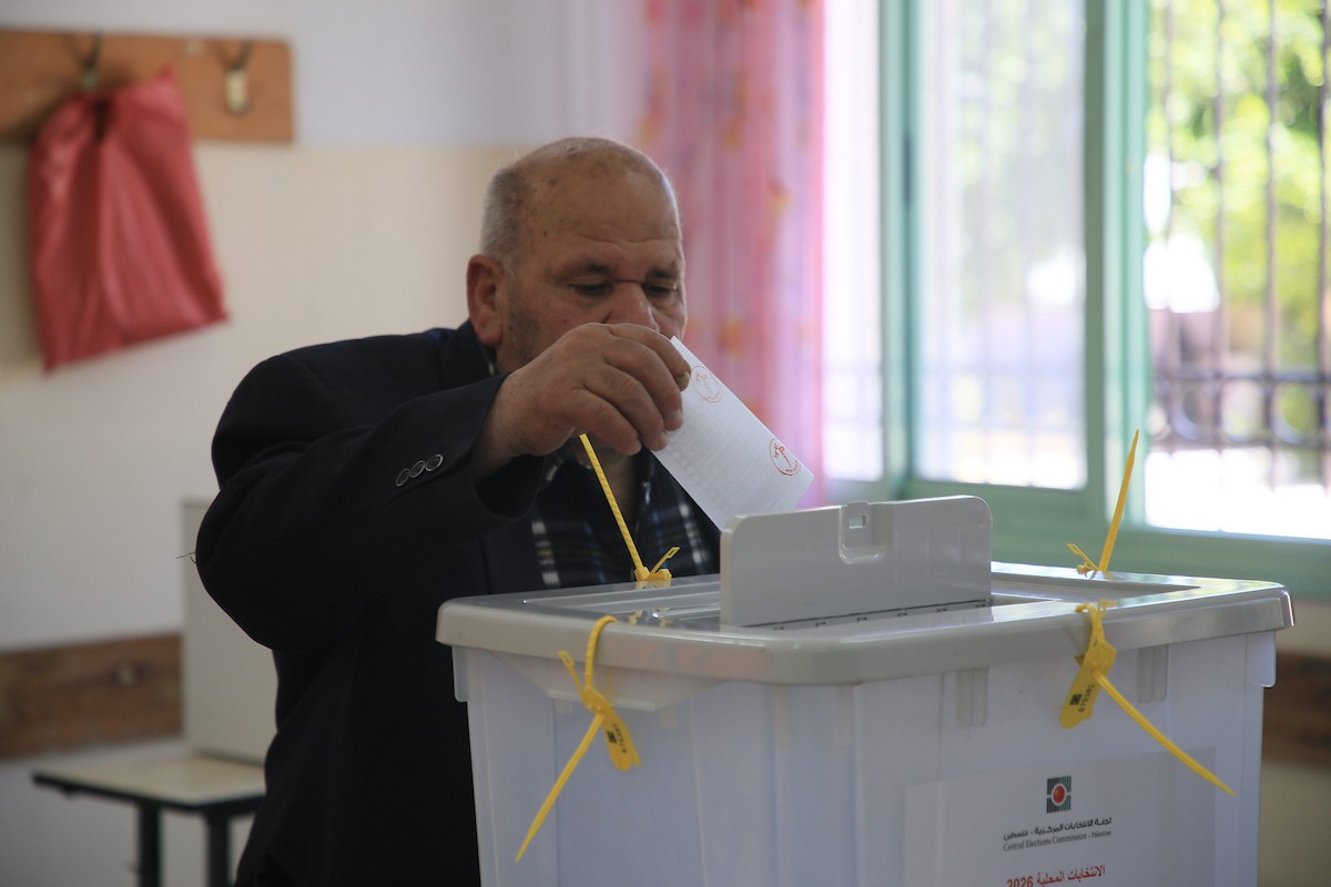 الناخبون الفلسطينيون في مراكز الاقتراع خلال انتخابات المجالس البلدية في بلدة بيت فوريك، شرق نابلس في الضفة الغربية، في 25 أبريل/نيسان 2026( صورة: محمد ناصر)
