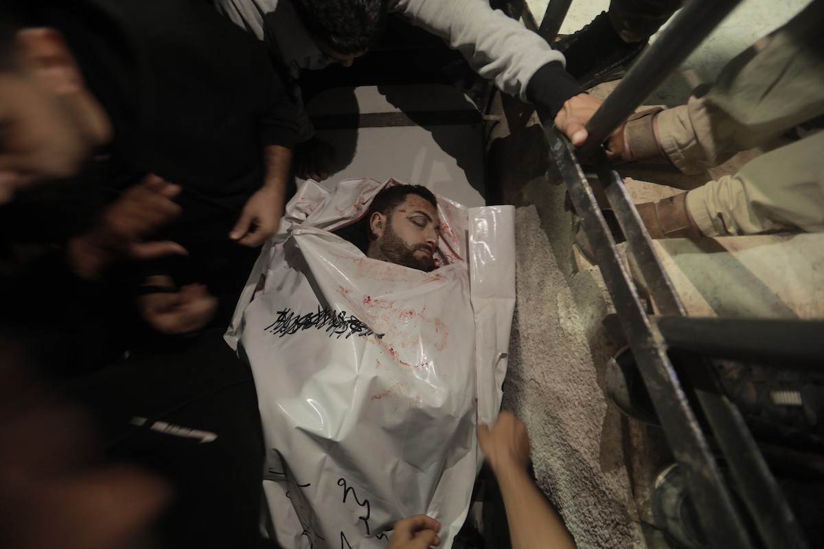 جثمان الزميل الصحفي محمد واشاح، مراسل قناة الجزيرة مباشر، الذي اغتيل في غارة جوية إسرائيلية استهدفت مركبته في شارع رشيد غرب مدينة غزة في 8 أبريل/نيسان 2026. (صورة: بلال أسامة)