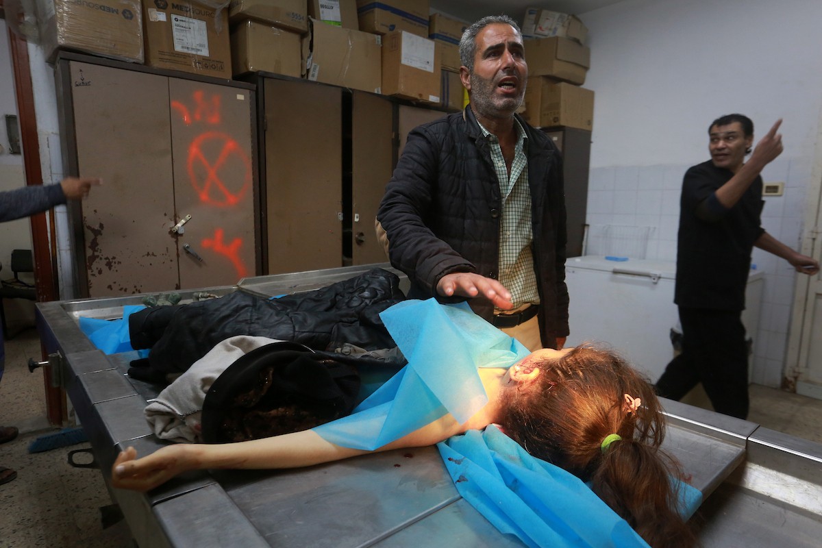 ودّع فلسطينيون جثمان الطفلة ريتاج عبد الرؤوف ريحان، البالغة من العمر 13 عامًا، في مستشفى الشفاء بمدينة غزة. وقد استشهدت ريتا بنيران الجيش الإسرائيلي التي استهدفت خيام النازحين في بيت لاهيا شمال قطاع غزة. 9 أبريل/نيسان 2026. صورة: بلال أسامة