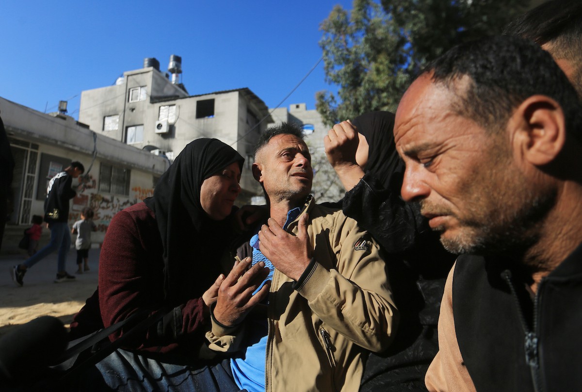 ودّع فلسطينيون جثامين 5 مواطنين بينهم 3 أطفال في مستشفى الشفاء بمدينة غزة، وكانوا قد سقطوا ليلة أمس في غارة إسرائيلية بمنطقة بيت لاهيا شمال قطاع غزة. 23 أبريل/نيسان 2026. صورة: بلال أسامة