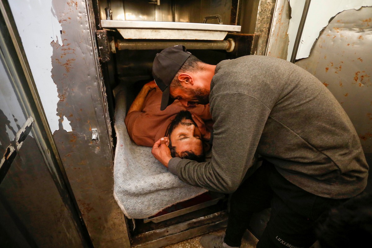 ودّع فلسطينيون عدداً من الجثث في مستشفى شهداء الأقصى بدير البلح. وقد سقط الضحايا جراء القصف الإسرائيلي وإطلاق النار من فصائل مسلحة متعاونة مع الجيش الإسرائيلي، شرق مخيم المغازي وسط قطاع غزة، في 6 أبريل/نيسان 2026. (صورة: أحمد إبراهيم)