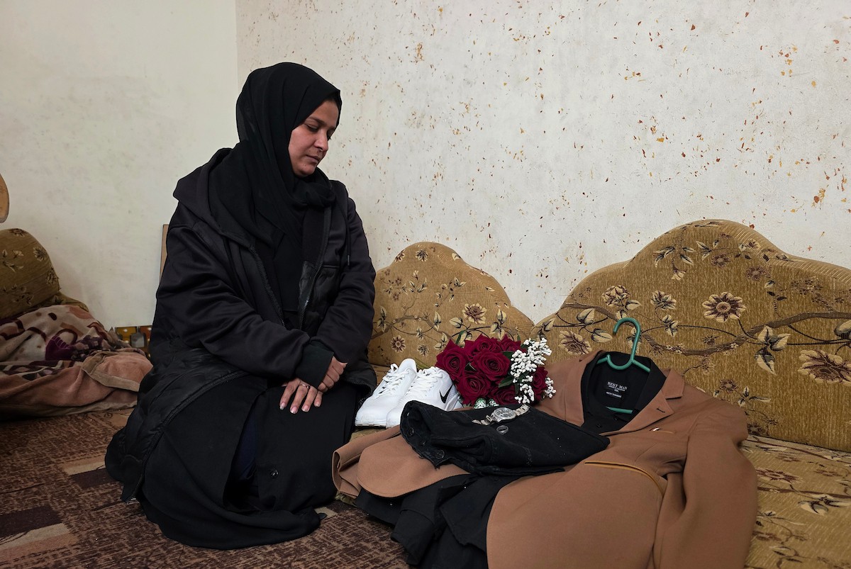 تعيش عائلة الفلسطيني درويش العتال في خان يونس جنوب قطاع غزة حالة من الحزن العميق، بعدما فقدت ابنها إثر غارة جوية إسرائيلية قبل يومين فقط من موعد زفافه، 23 أبريل/نيسان 2026. تصوير: طارق محمد