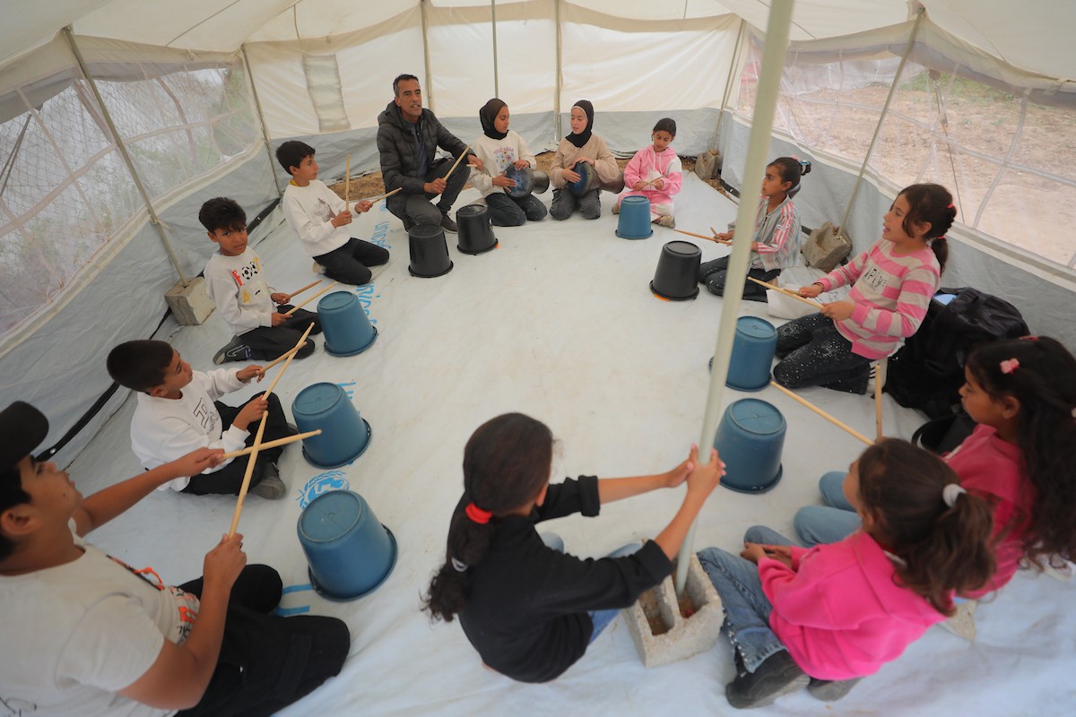 يشارك أطفال فلسطينيون في أنشطة ترفيهية ودعم نفسي اجتماعي في مخيم الزهور للنازحين في مخيم النصيرات للاجئين وسط قطاع غزة. 26 أبريل/نيسان 2026، (تصوير: حسن الجديدي)