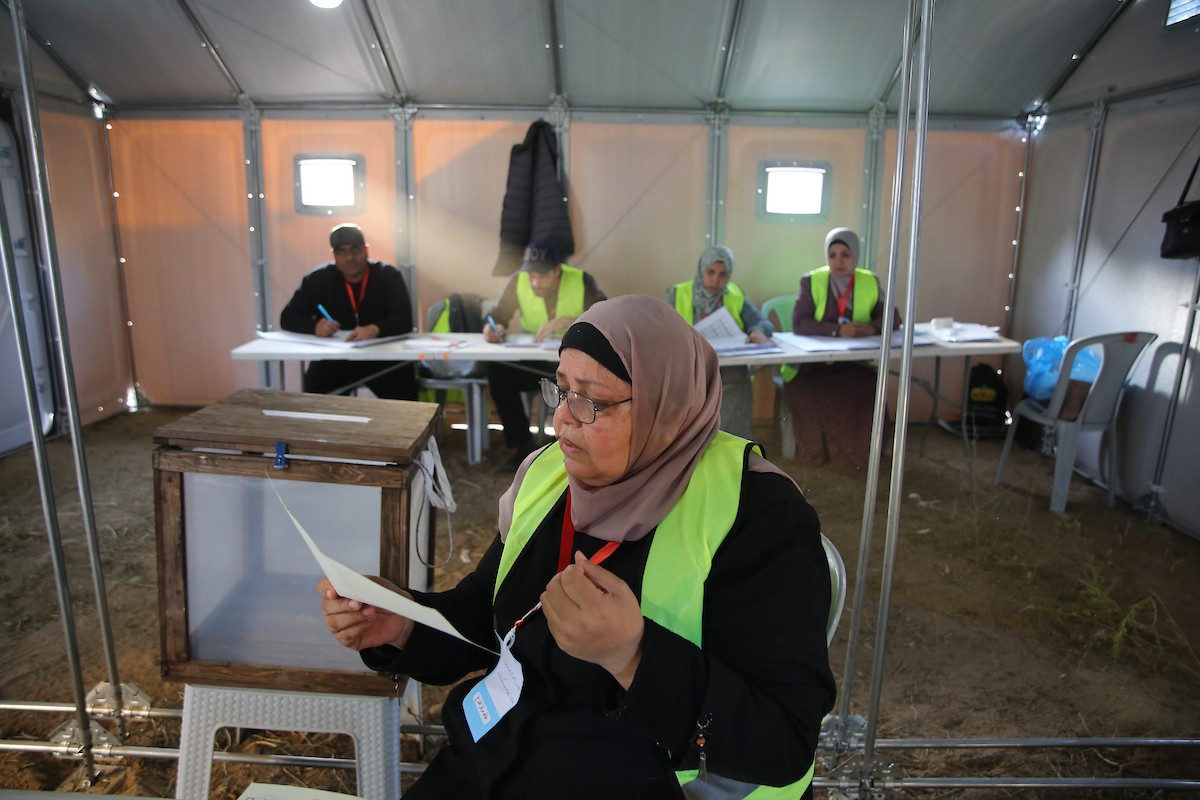 فرز أصوات الناخبين داخل مركز اقتراع في دير البلح، في 25 أبريل/نيسان 2026. وقد جرت الانتخابات البلدية اليوم في الضفة الغربية ووسط قطاع غزة، في أول انتخابات منذ بدء حرب غزة. (صورة: هادي داود)