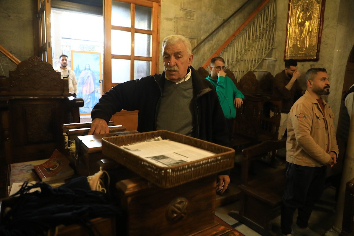 حضر مسيحيون أرثوذكس مقيمون في مدينة غزة، قداسًا في كنيسة القديس بورفيريوس احتفالًا بأحد الشعانين، الذي يُحيي ذكرى دخول السيد المسيح إلى القدس واستقبال الشعب له بأغصان النخيل، 5 أبريل/نيسان 2026. تصوير: هاشم زامو/apaimages