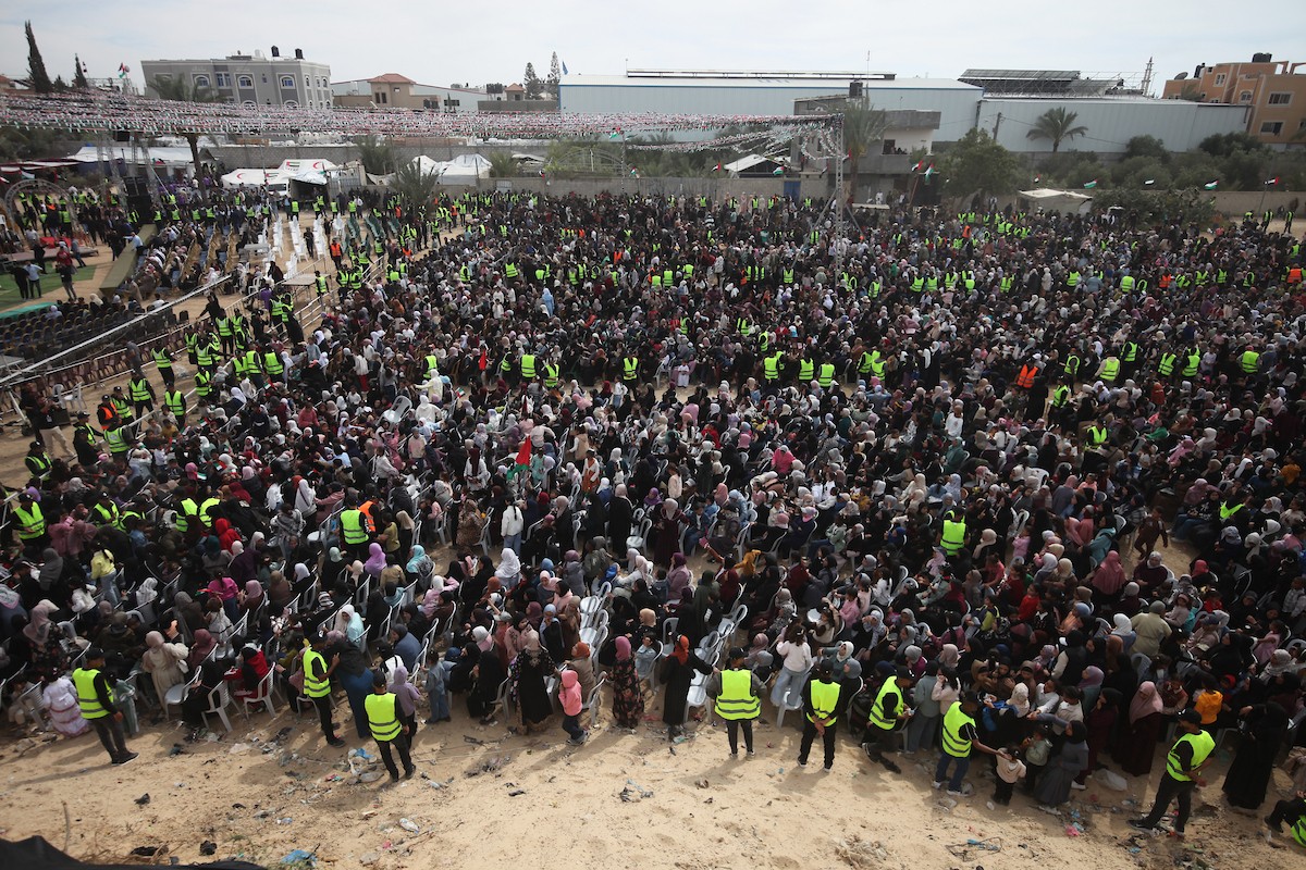 حفل زفاف جماعي لنحو 300 عروس وعريس، تحت عنوان فستان الفرح 2، نظمته مؤسسة الفارس الشم في دير البلح، وسط قطاع غزة، في 24 أبريل/نيسان 2026، (صورة: معز صالحي)