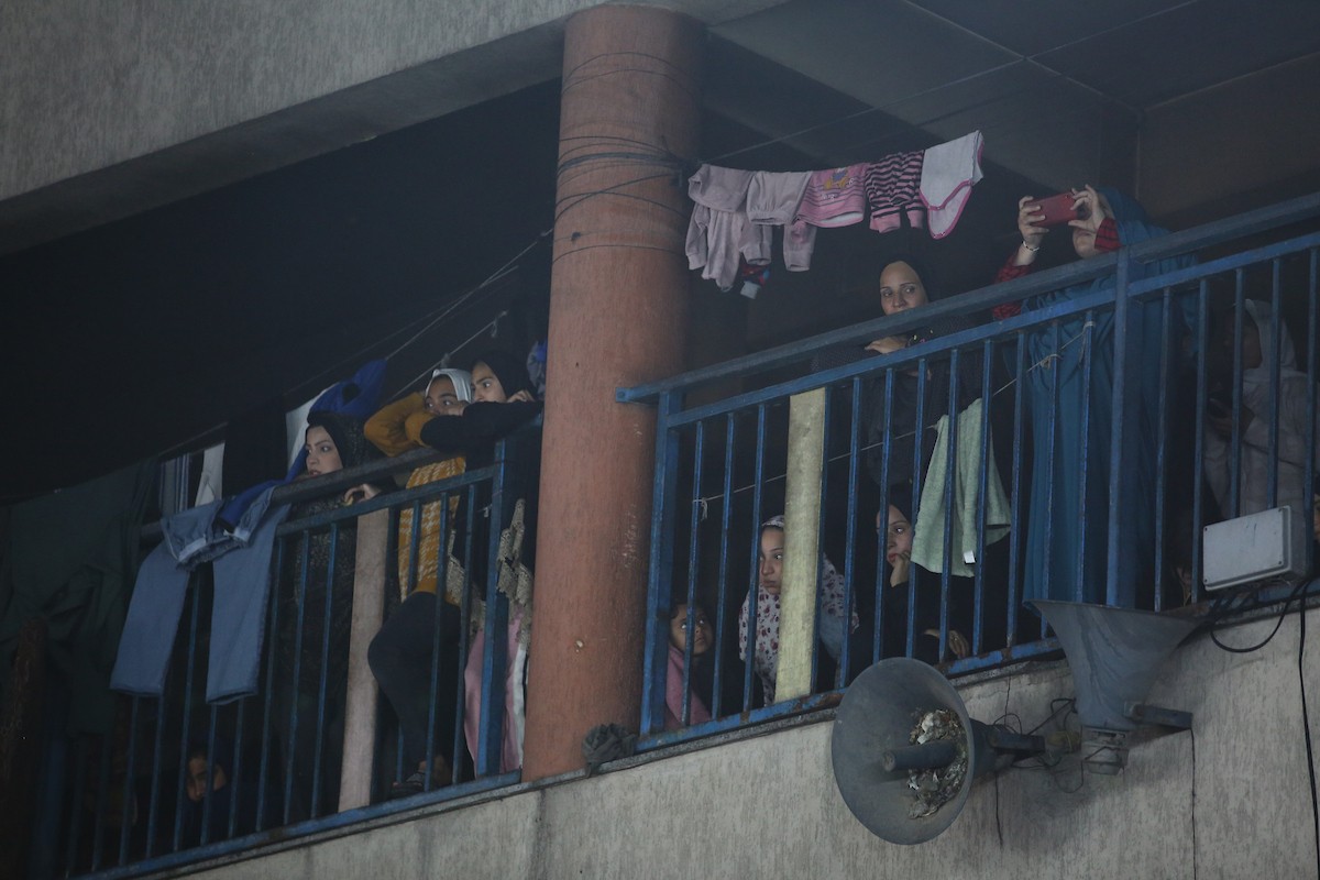 فلسطينيون نازحون يشاركون في حفل زفاف الشاب ماهر حمدية داخل مدرسة حُوّلت إلى مأوى في مخيم النصيرات، وسط قطاع غزة، 26 أبريل/نيسان 2026. (تصوير: حسن الجديدي)