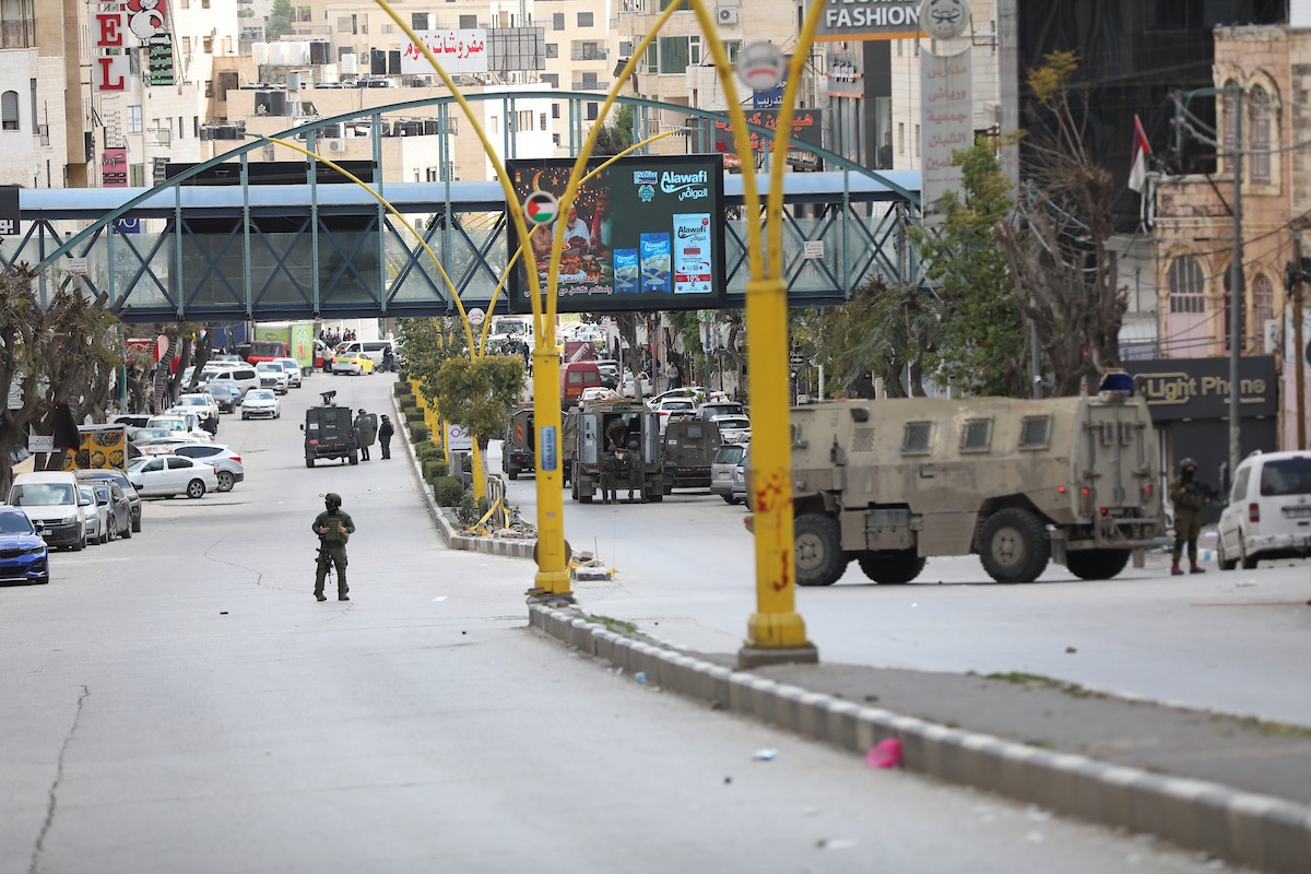 داهمت القوات الإسرائيلية مقر جمعية الشبان المسلمين في وسط مدينة الخليل، 6 أبريل/نيسان 2026. (صورة: مأمون وزواز)