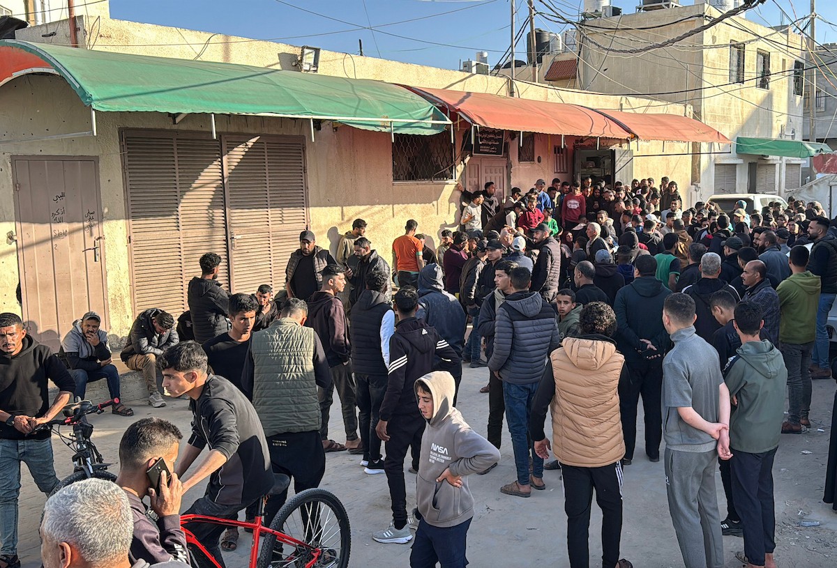 وصل عدد من الجثث وعشرات الجرحى، بينهم أطفال، إلى مستشفى شهداء الأقصى في دير البلح، نتيجة القصف الإسرائيلي وإطلاق النار من قبل جماعات مسلحة متعاونة مع الجيش الإسرائيلي، شرق مخيم المغازي في وسط قطاع غزة، في 6 أبريل/نيسان 2026. (صورة: أحمد إبراهيم)