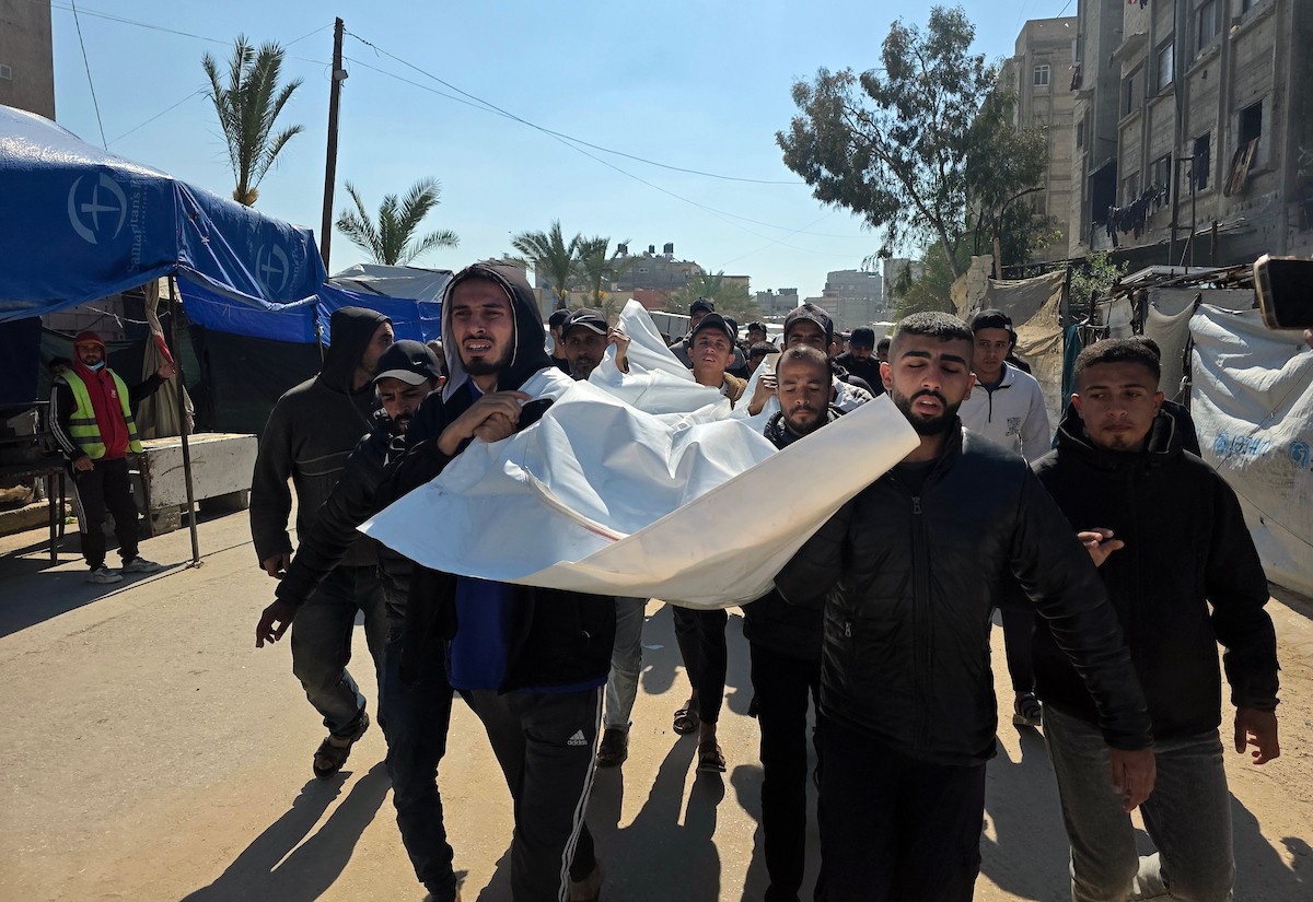 ودّعَ فلسطينيون جثمان يوسف منصور، الذي استُشهد في غارة جوية إسرائيلية أثناء صيده الطيور في منطقة المواصي بخان يونس، جنوب قطاع غزة. 9 أبريل/نيسان 2026. صورة: طارق محمد