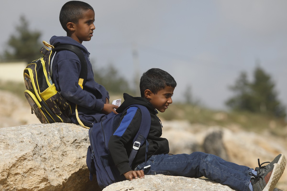 الخليل - أطفال خربة أم الخير وبمشاركة نشطاء سلام دوليين ينظمون وقفة سلمية احتجاجا على إغلاق الجيش الإسرائيلي للطريق الرئيسي المؤدي إلى مدارسهم منذ أسبوع، 19 أبريل/نيسان 2026. تصوير: مأمون وزواز