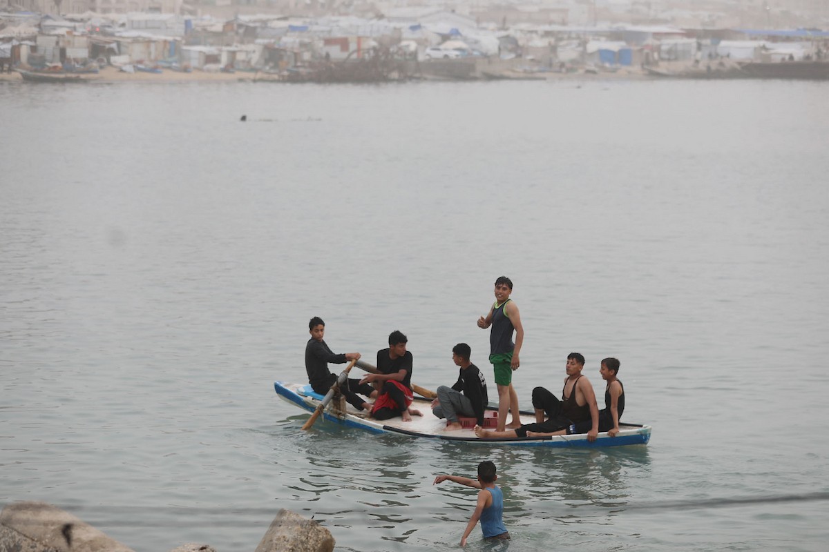 يقضي أطفال فلسطينيون أوقاتهم على شاطئ  غزة، باحثين عن ملاذ من حرارة الشمس وضغوط الحياة اليومية، في ظلّ الظروف الإنسانية المتردية التي يواجهها سكان القطاع جراء الحرب الدائرة، 17 أبريل/نيسان 2026. تصوير: بلال أسامة
