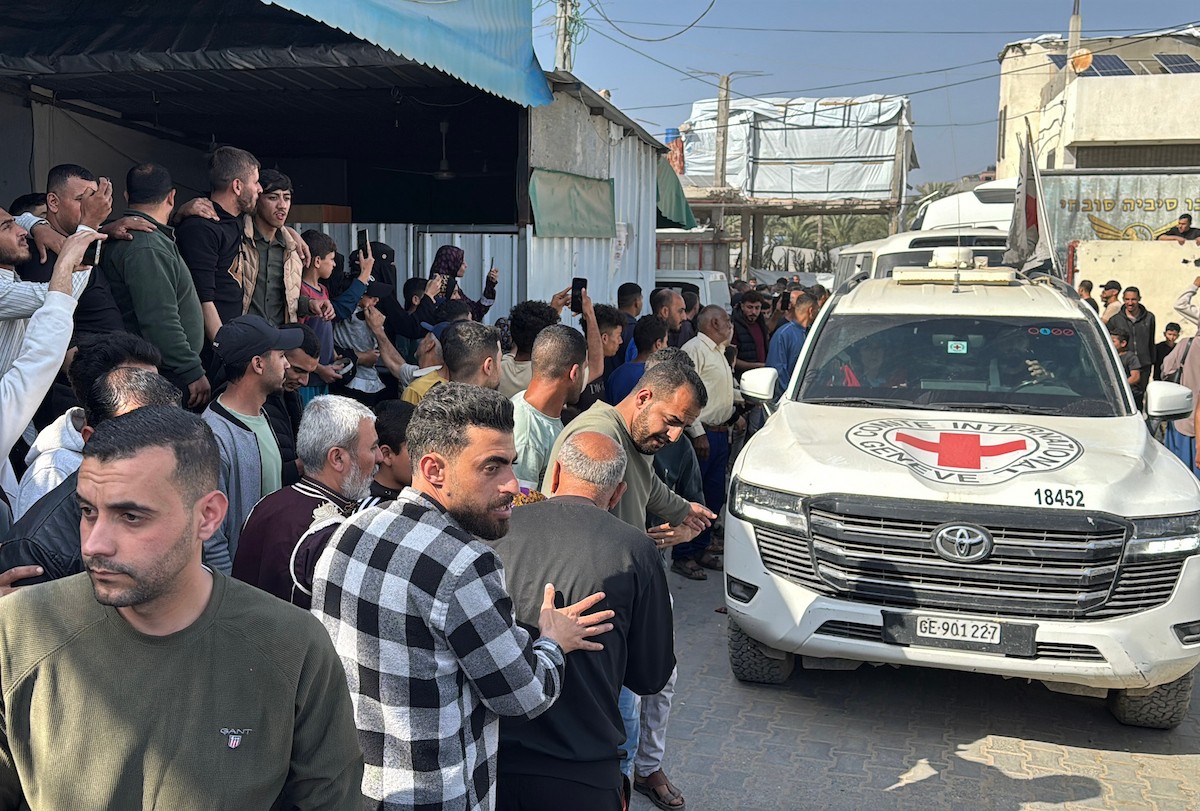 نُقل 24 أسيرًا فلسطينيًا أفرجت عنهم القوات الإسرائيلية إلى مستشفى شهداء الأقصى في دير البلح، وسط قطاع غزة، من قبل اللجنة الدولية للصليب الأحمر في 19 أبريل/نيسان 2026. (صورة: أحمد إبراهيم)