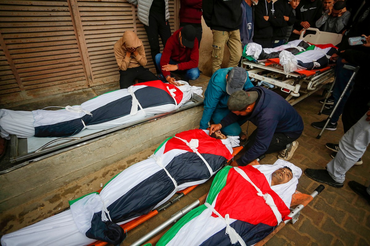 في السابع من أبريل/نيسان 2026، أقارب الضحايا يلقون نظرة أخيرة على جثامين فلسطينيين سقطوا في غارة جوية إسرائيلية شرق مخيم المغازي للاجئين، داخل مستشفى شهداء الأقصى في دير البلح بوسط قطاع غزة.  (صورة: أحمد إبراهيم)