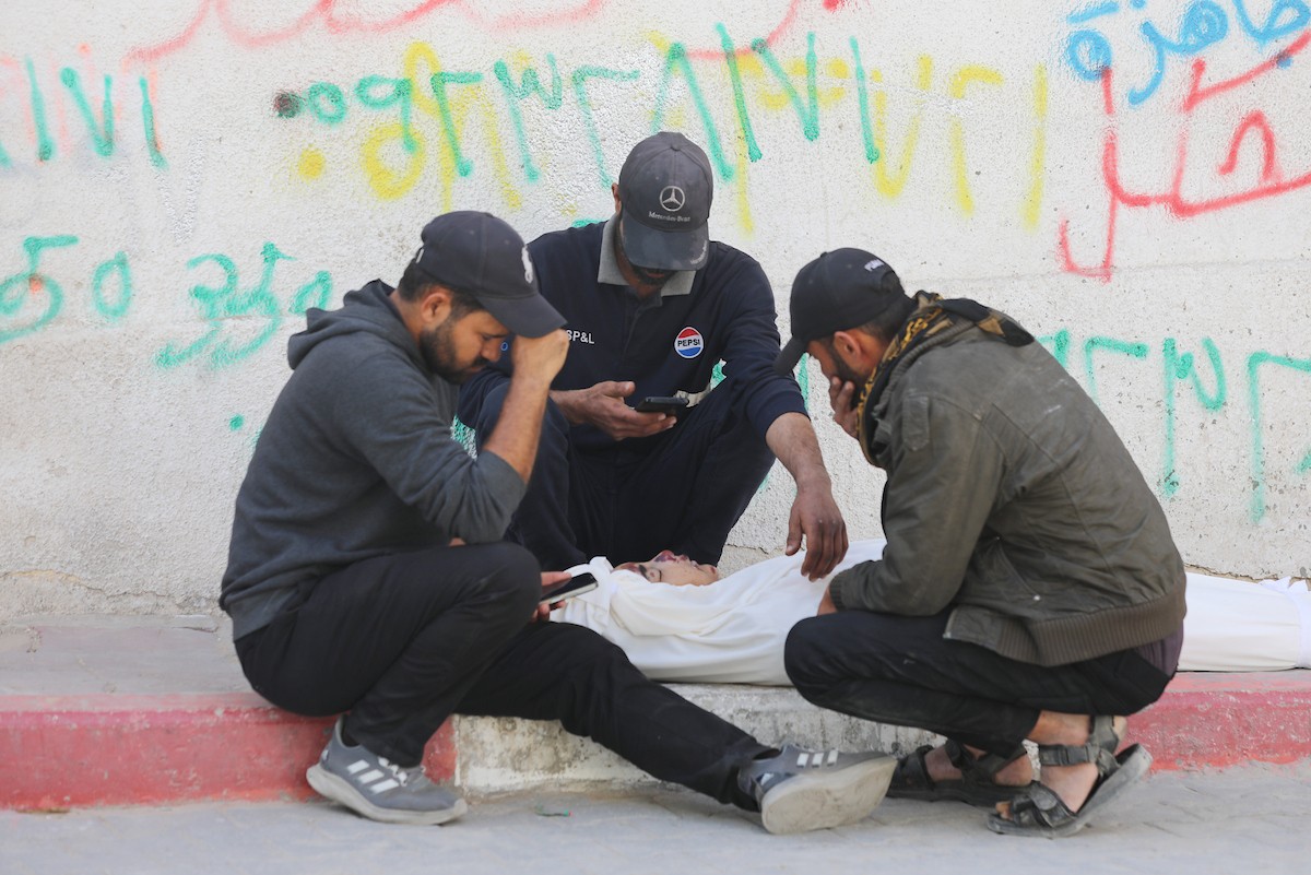 فلسطينيون ينوحون على جثامين مدنيين سقطوا في غارة إسرائيلية شمال قطاع غزة، خلال جنازة أقيمت في مستشفى الشفاء بمدينة غزة، في 26 أبريل/نيسان 2026. صورة: بلال أسامة