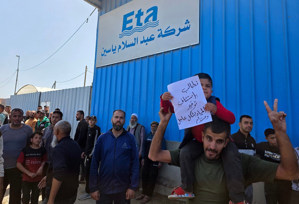 شارك فلسطينيون نازحون في اعتصام احتجاجي جنوب خان يونس، داخل مخيمات النزوح، مطالبين بإنهاء أزمة مياه الشرب، 5 أبريل/نيسان 2026. تصوير: طارق محمد (APA Images).