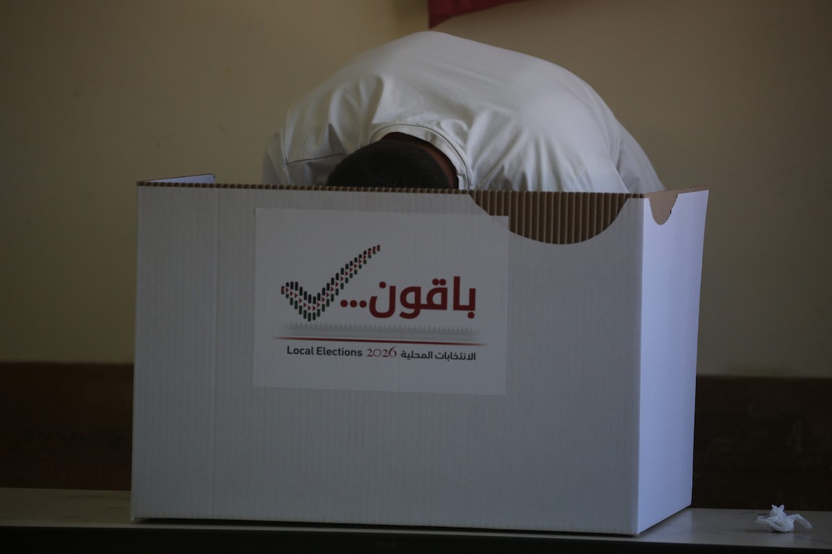 الناخبون الفلسطينيون في مراكز الاقتراع خلال انتخابات المجالس البلدية في بلدة بيت فوريك، شرق نابلس في الضفة الغربية، في 25 أبريل/نيسان 2026( صورة: محمد ناصر)