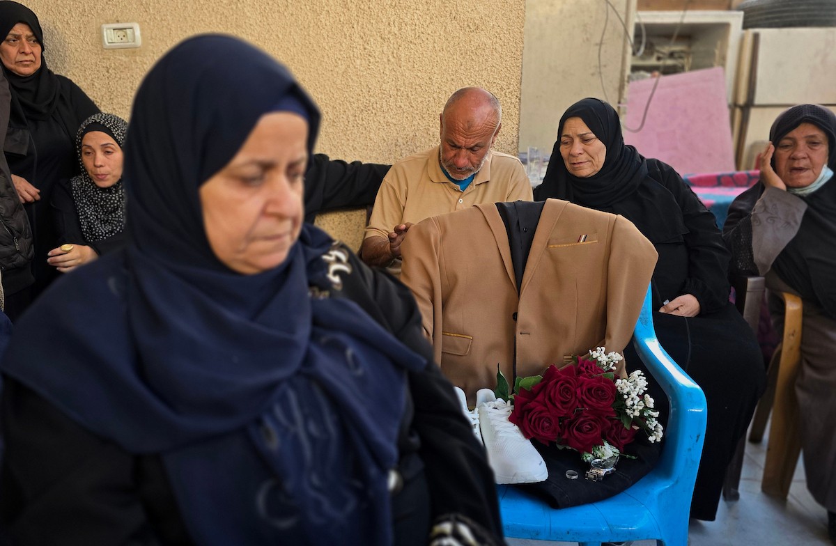 تعيش عائلة الفلسطيني درويش العتال في خان يونس جنوب قطاع غزة حالة من الحزن العميق، بعدما فقدت ابنها إثر غارة جوية إسرائيلية قبل يومين فقط من موعد زفافه، 23 أبريل/نيسان 2026. تصوير: طارق محمد