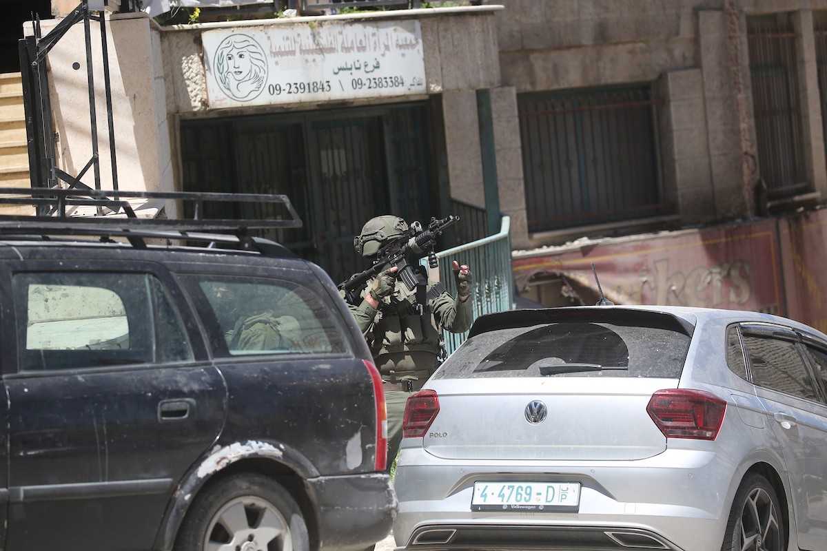 جنود إسرائيليون يقفون في أحد شوارع مدينة نابلس شمال الضفة الغربية، في 23 أبريل/نيسان 2026، خلال غارة للجيش الإسرائيلي. (صورة: محمد ناصر)