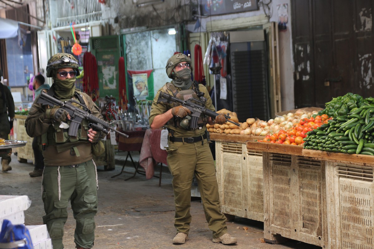 القوات الإسرائيلية تقتحم البلدة القديمة في نابلس، شمال الضفة الغربية، 27 أبريل/نيسان 2026 (صورة من محمد ناصر)