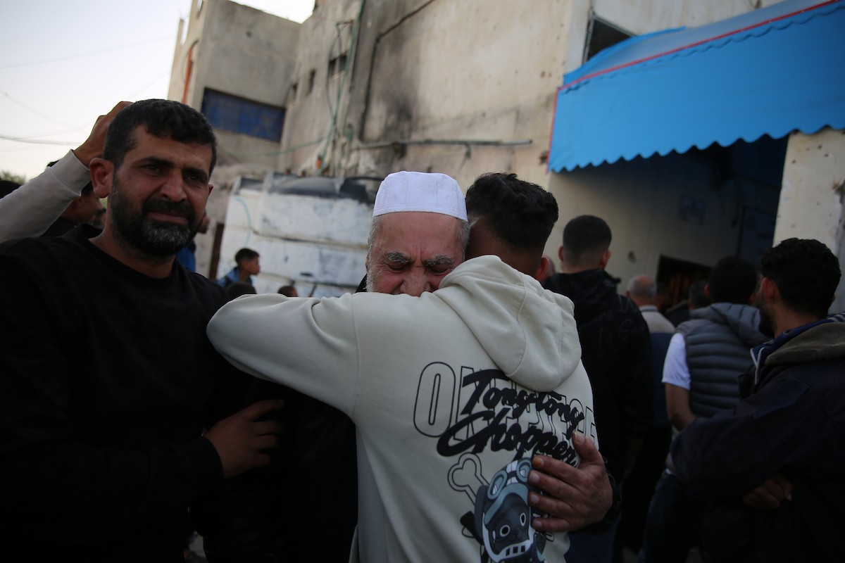 وصل أسرى فلسطينيون أفرج عنهم الجيش الإسرائيلي إلى مستشفى شهداء الأقصى في دير البلح، وسط قطاع غزة، في سيارات تابعة للجنة الدولية للصليب الأحمر، لإجراء فحوصات طبية. 26 أبريل/نيسان 2026. تصوير: هادي داود