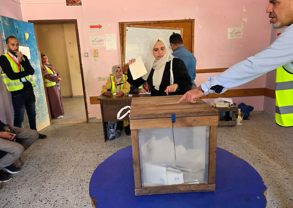 الفلسطينيون يدلون بأصواتهم في مركز اقتراع خلال الانتخابات البلدية في دير البلح، قطاع غزة، في 25 أبريل/نيسان 2026 بعد أكثر من 20 عاما، (صورة: طارق محمد)