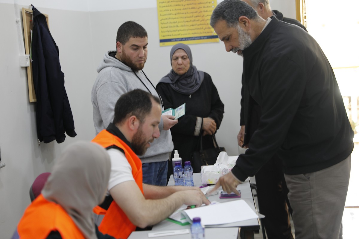 الناخبون الفلسطينيون يدلون بأصواتهم في مراكز الاقتراع خلال انتخابات المجالس البلدية في الخليل، الضفة الغربية، في 25 أبريل/نيسان 2026. (صورة: مأمون وزواز)