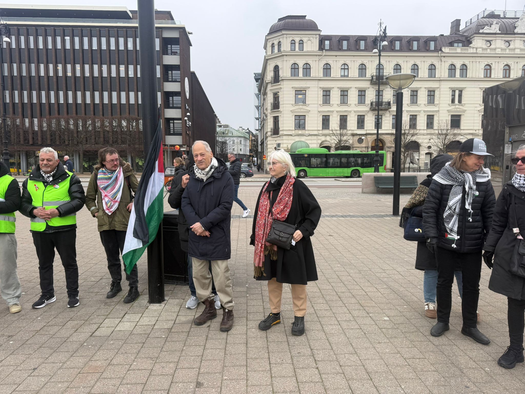 المجموعات السويدية  تقيم  وقفة في هلسنبوري تضامنا مع غزة وفلسطين.jpg