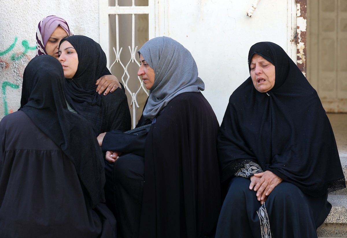 ودّع فلسطينيون جثامين 5 مواطنين بينهم 3 أطفال في مستشفى الشفاء بمدينة غزة، وكانوا قد سقطوا ليلة أمس في غارة إسرائيلية بمنطقة بيت لاهيا شمال قطاع غزة. 23 أبريل/نيسان 2026. صورة: بلال أسامة