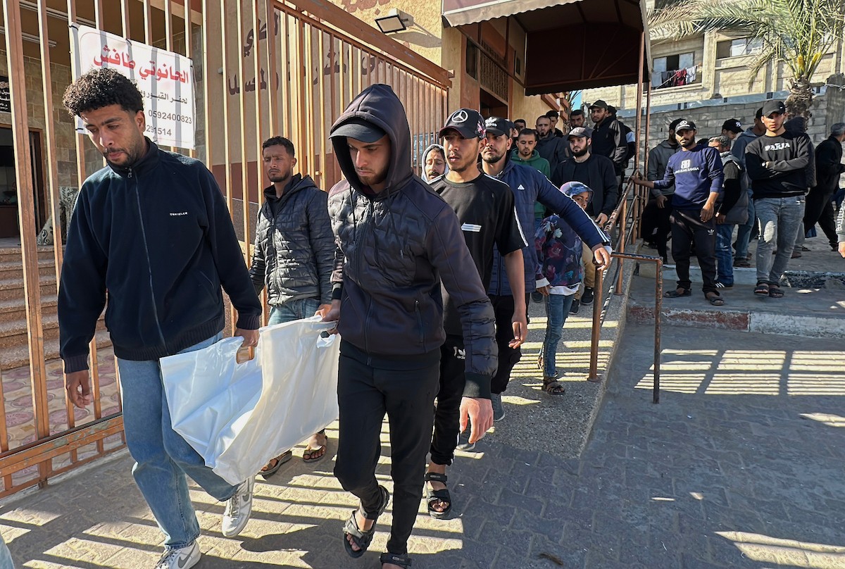 ودّع الفلسطينيون جثمان يحيى أبو شلهوب، الذي استشهد فجر اليوم في غارة جوية إسرائيلية على منطقة المسلخ جنوب خان يونس في جنوب قطاع غزة. 23 أبريل/نيسان 2026. صورة: طارق محمد