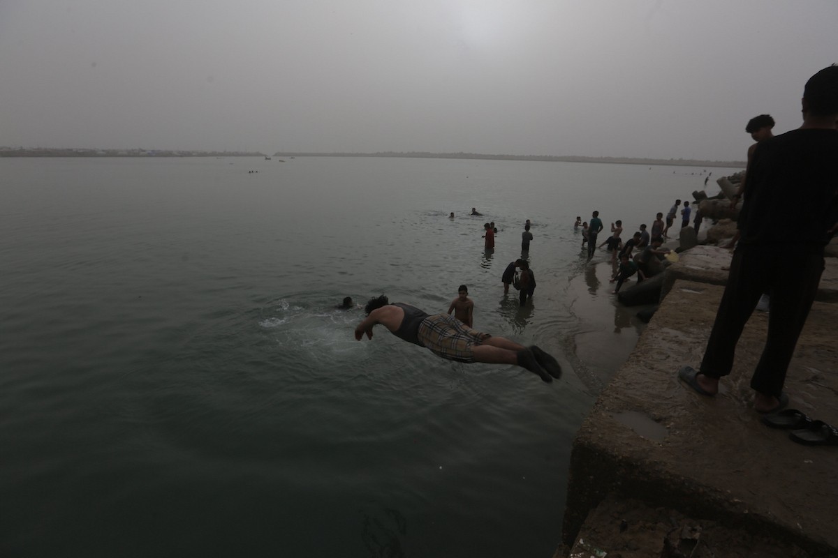 يقضي أطفال فلسطينيون أوقاتهم على شاطئ  غزة، باحثين عن ملاذ من حرارة الشمس وضغوط الحياة اليومية، في ظلّ الظروف الإنسانية المتردية التي يواجهها سكان القطاع جراء الحرب الدائرة، 17 أبريل/نيسان 2026. تصوير: بلال أسامة