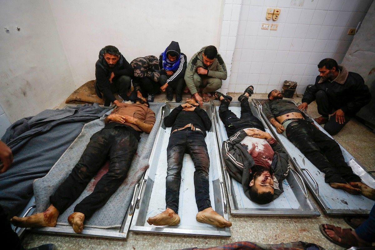 في السابع من أبريل/نيسان 2026، أقارب الضحايا يلقون نظرة أخيرة على جثامين فلسطينيين سقطوا في غارة جوية إسرائيلية شرق مخيم المغازي للاجئين، داخل مستشفى شهداء الأقصى في دير البلح بوسط قطاع غزة.  (صورة: أحمد إبراهيم)