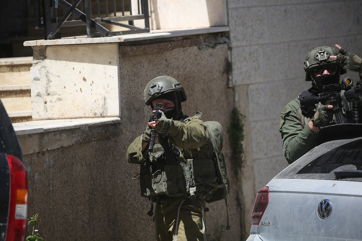 جنود إسرائيليون يقفون في أحد شوارع مدينة نابلس شمال الضفة الغربية، في 23 أبريل/نيسان 2026، خلال غارة للجيش الإسرائيلي. (صورة: محمد ناصر)