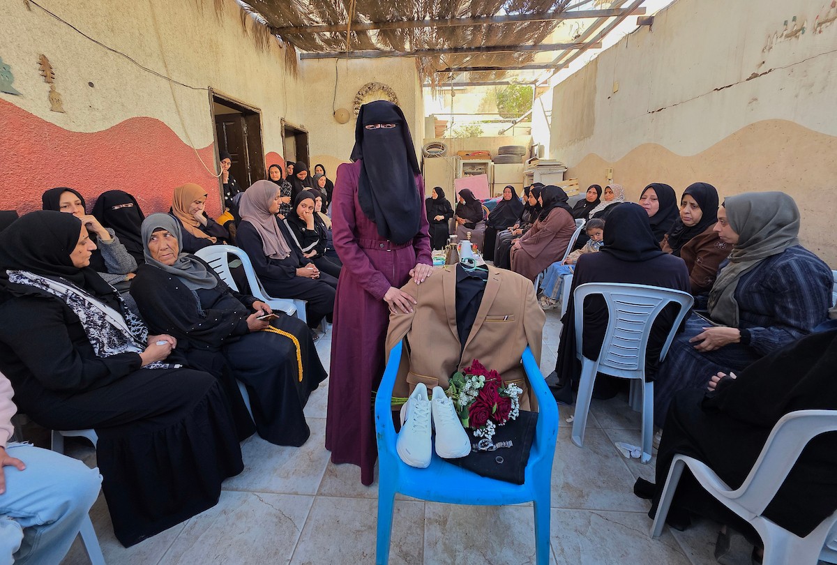 تعيش عائلة الفلسطيني درويش العتال في خان يونس جنوب قطاع غزة حالة من الحزن العميق، بعدما فقدت ابنها إثر غارة جوية إسرائيلية قبل يومين فقط من موعد زفافه، 23 أبريل/نيسان 2026. تصوير: طارق محمد