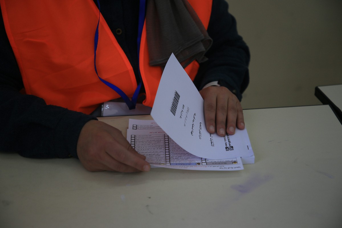 الناخبون الفلسطينيون في مراكز الاقتراع خلال انتخابات المجالس البلدية في بلدة بيت فوريك، شرق نابلس في الضفة الغربية، في 25 أبريل/نيسان 2026( صورة: محمد ناصر)